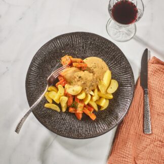 Kip in peperroomsaus met wortelen en gebakken aardappelen