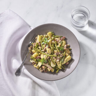 Luikse Salade met aardappel, boontjes, spek en ei.