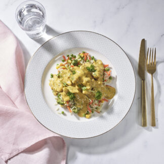 Indische curry met rijst en groenten.