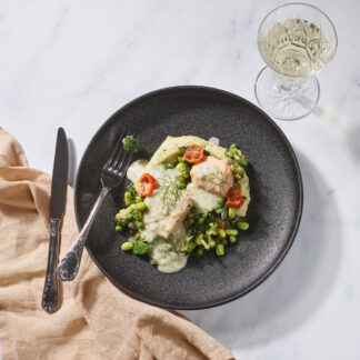 Zalmfilet in dillesaus met groentenmix en puree met tuinkruiden