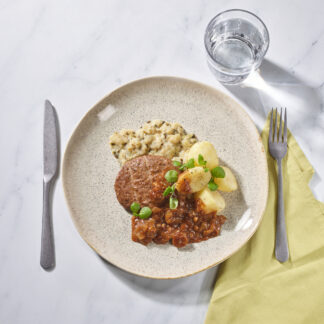 Hamburger met witloof-braban&ccedil;onnesaus, groene kool en aardappelen